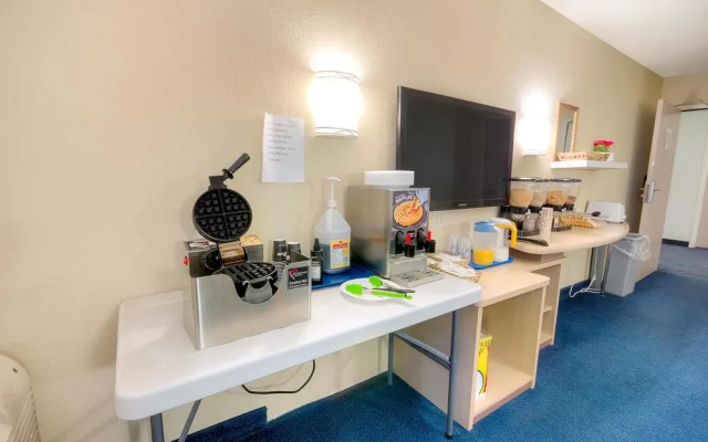 Motel 6 Claresholm Ab