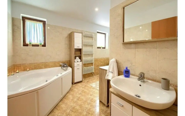 Villa Tara With a Beautiful Heated Pool