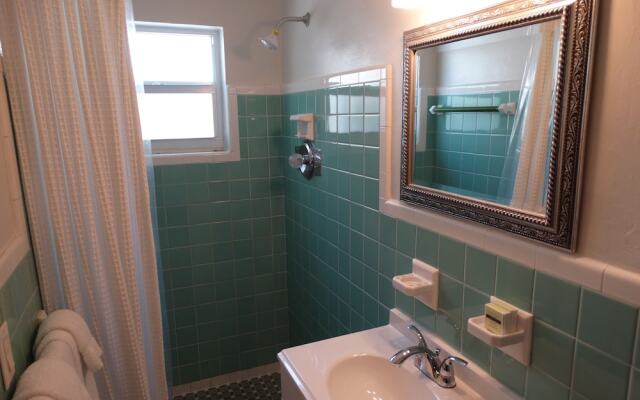 Sunny Shores Inn & Suites
