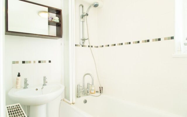 Bright and Spacious 1 Bedroom Flat With Garden