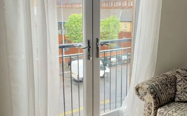 Dennistoun Apartment with Balcony