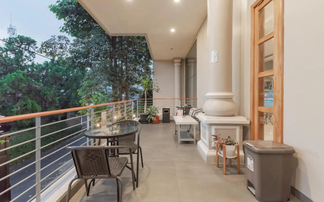 OYO Flagship 1308 Darmo Residence