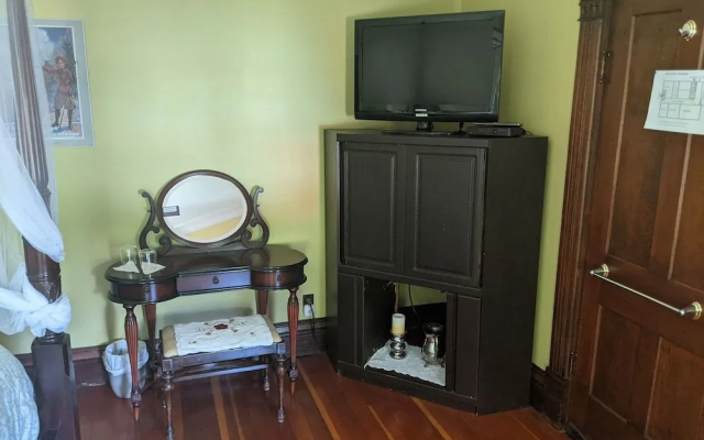 Holten Heritage House Bed and Breakfast - Hotel in Revelstoke - Photo 3