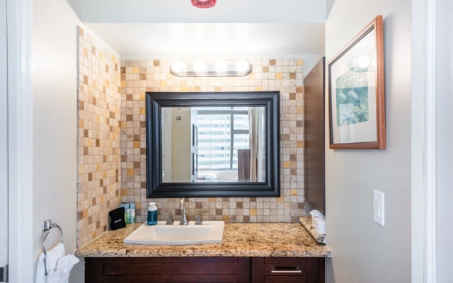 Spacious 14th Floor Corner Suite, Partial Diamond Head and Ocean Views, FREE Parking! by Koko Resort Vacation Rentals