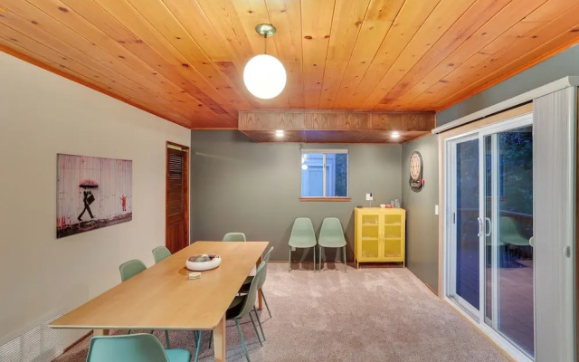 Crestline Cabin: Mountain Views & Fire Pit!