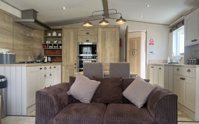 Immaculate 3-bed Lodge in Out Rawcliffe