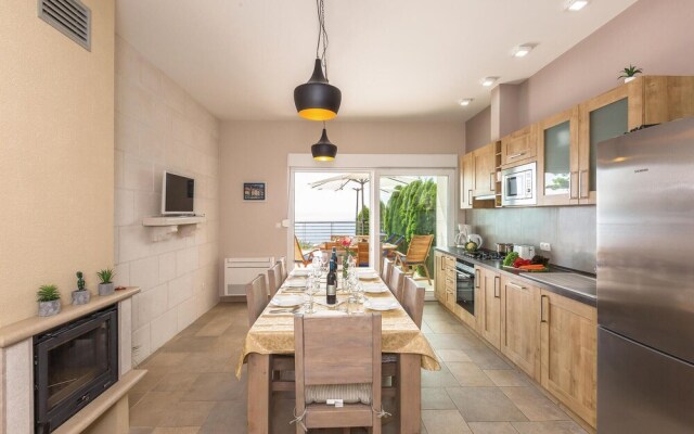 Awesome Home in Makarska With Wifi and 4 Bedrooms