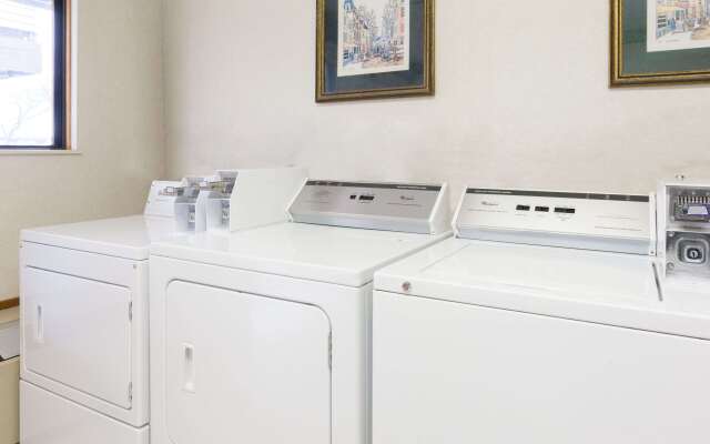 Days Inn by Wyndham Maumee/Toledo