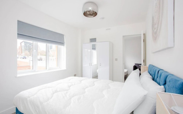Designer 2 Bedroom Apartment in West London
