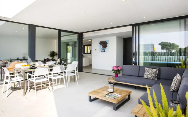 Villa Clem in Calp With 4 Bedrooms and 3 Bathrooms