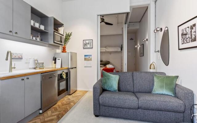 Cosy Central Apartment - Charming Building