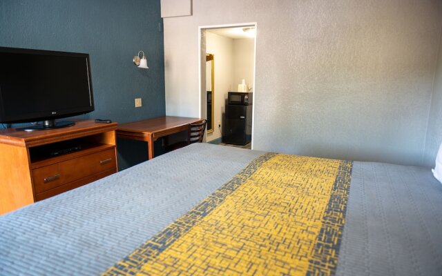 Riverside Inn and Suites