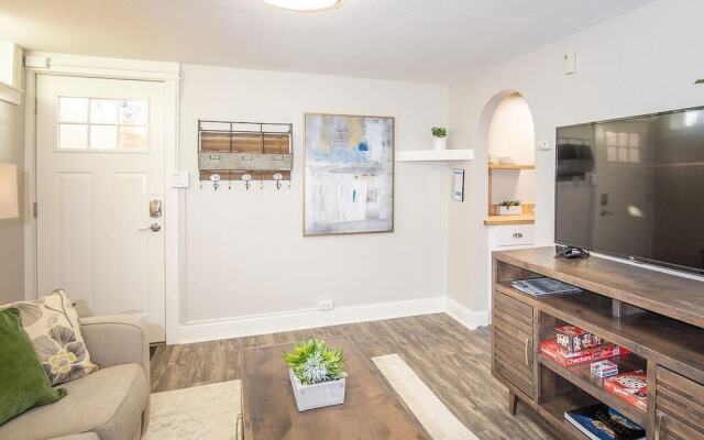 Cozy Retreat | Walk to UNC | FREE Cruiser Bikes