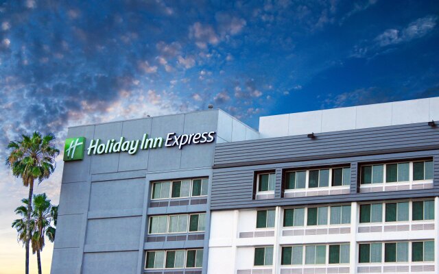 Holiday Inn Express Van Nuys, an IHG Hotel