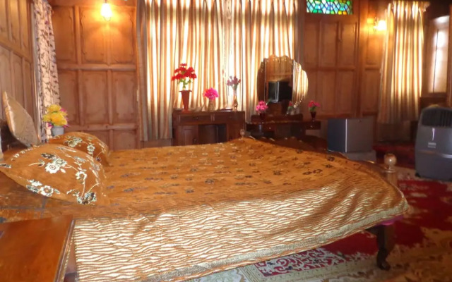 Alif Laila Group of Houseboats