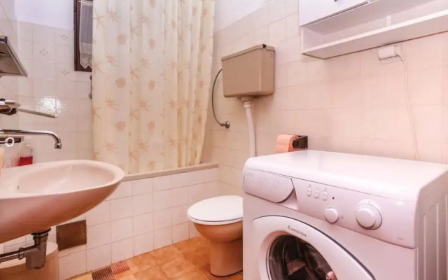 Sunflower House With a Pool and Large Garden