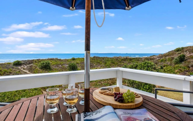 Oceanside Bach - Mount Maunganui Holiday Home