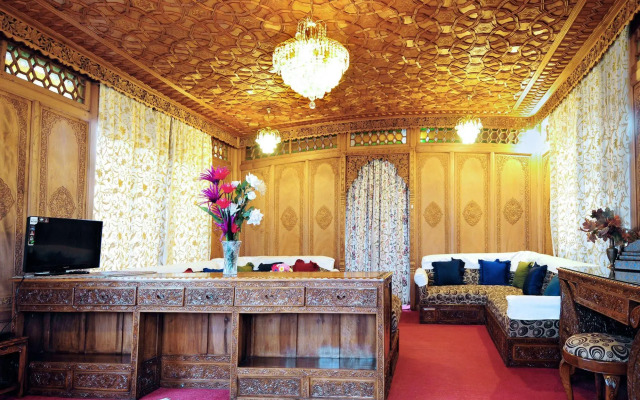 Wangnoo Houseboats