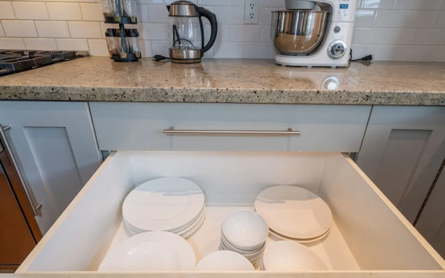 Elegant & Cozy Escape West Vancouver