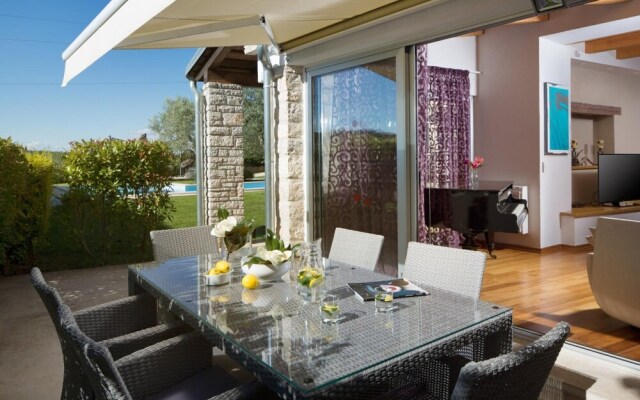 Art Villa Sis With Private Pool