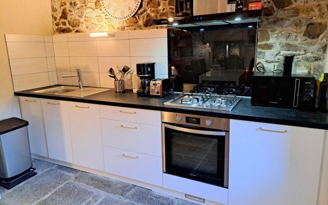 Granite Stone House - Guimaec