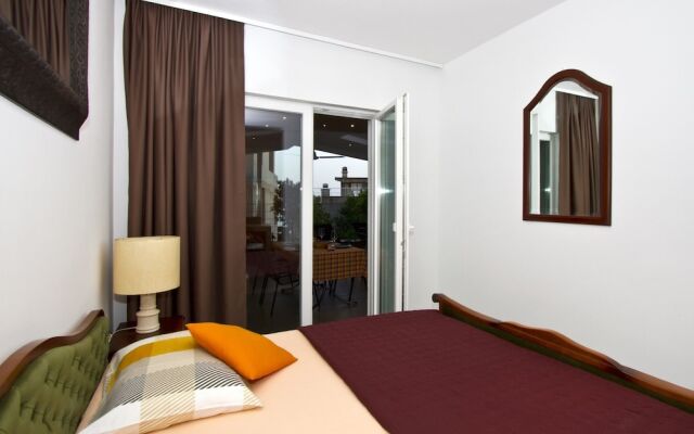 Luxury apt With Roofed Patio Near Beach & Center