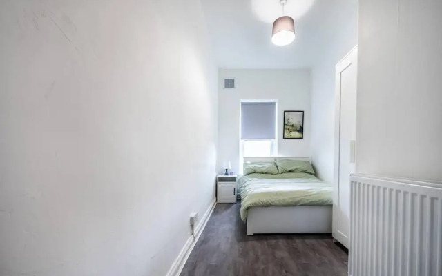 Modern Spacious 2 br House in Leigh, Free Parking