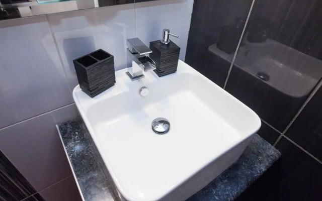 Stylish Renovated 2 Bd Apt in Exarcheia
