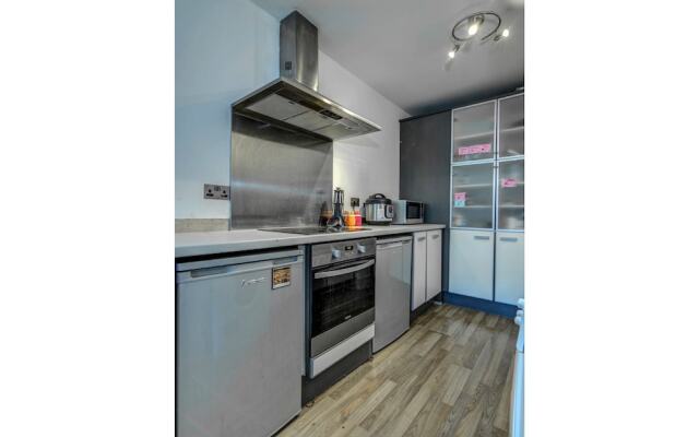 Modern, Spacious 1BR Central Manchester Flat for 2