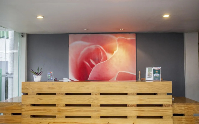 RedDoorz Plus near Asia Afrika 3