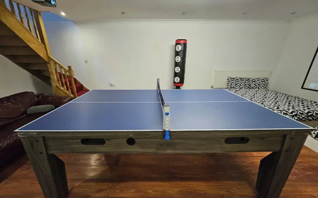 Annexe Pool Table, air Hockey, Table Tennis, Movie