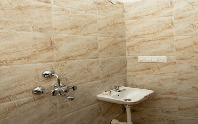 OYO 14110 Home Modern Stay Airport Road