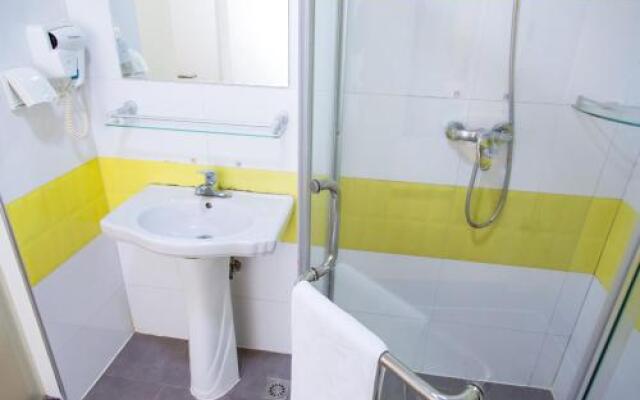 7 Days Inn (Guangzhou Nanfang Hospital Tonghe Subway Station)
