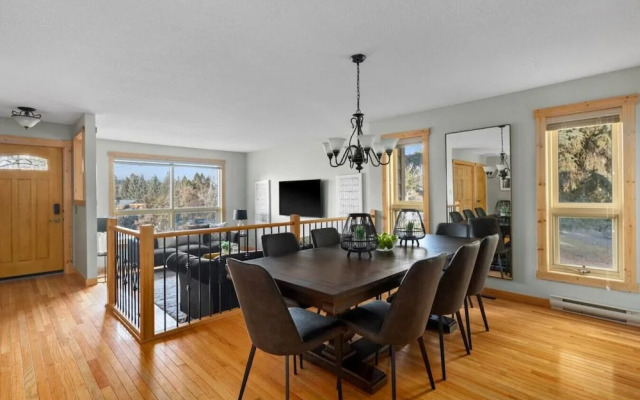 SPACIOUS 3,000 sq2 Luxury Home | PRIVATE Pool & Hot Tub | STEPS to Kinsmen Beach