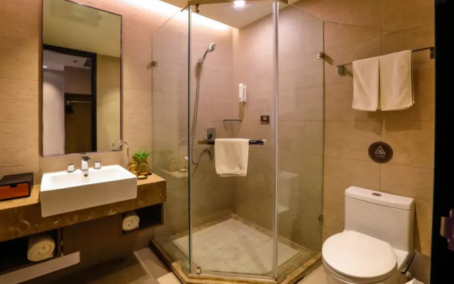 Home Inn Plus (Dalian Development Zone Jinma Road Wanda Plaza)