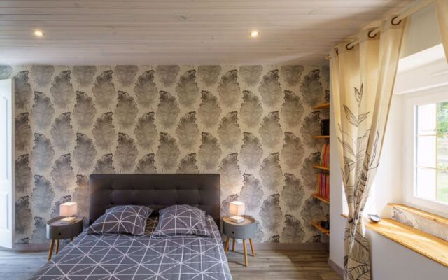 Les Volets Rouges (PEU101)