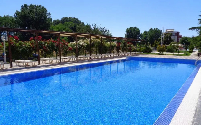 Meta Beach Budjet Hotel