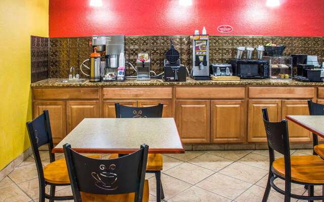 Econo Lodge Inn & Suites Walnut