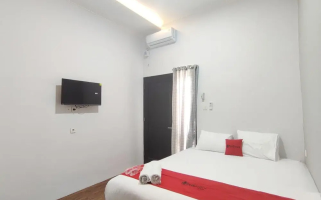 RedDoorz near Graha Saba Buana 2