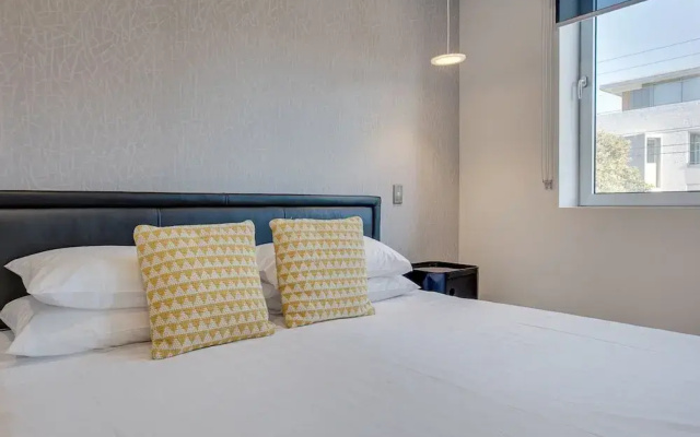 Spacious 2-bed Apartment Close to City