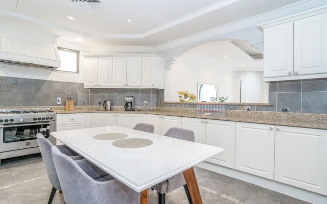 5BR Beach & pool villa in Palm