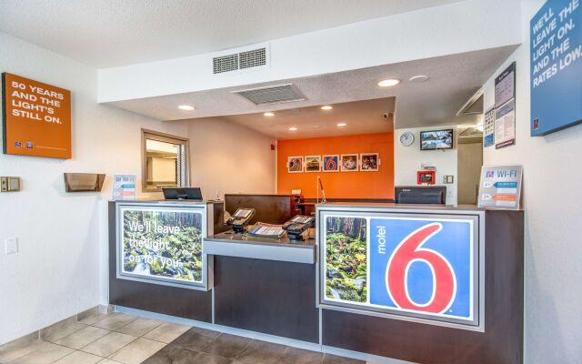 Super 8 by Wyndham Tracy