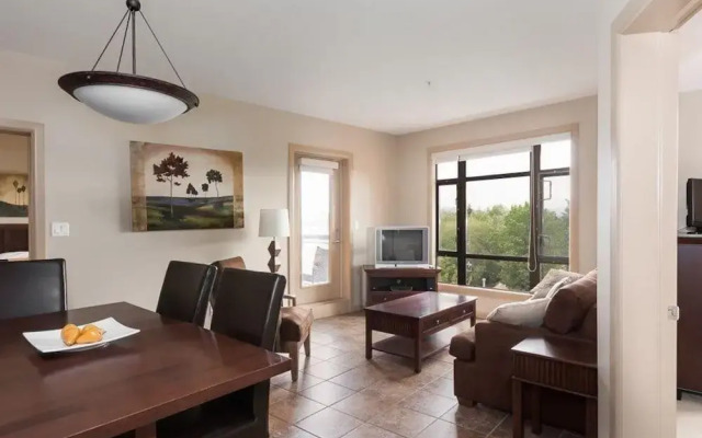 Corner Apartment with Lake View #518