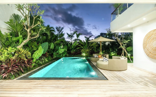 Coastal Elegance: 4BR Villa, 400m to Finns,