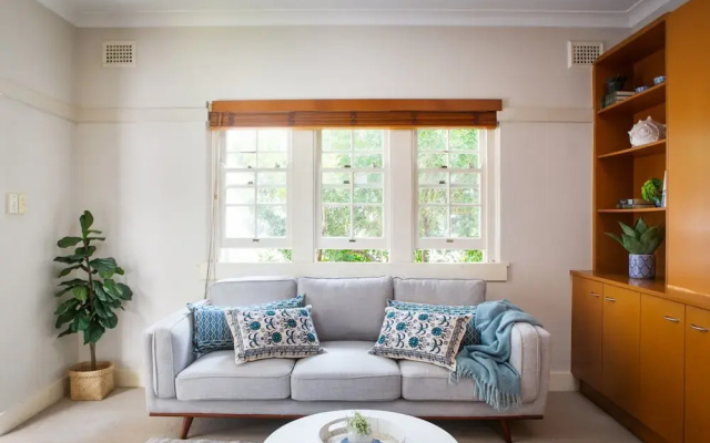 Chic Apartment With Sun Lounge Near Manly Beach