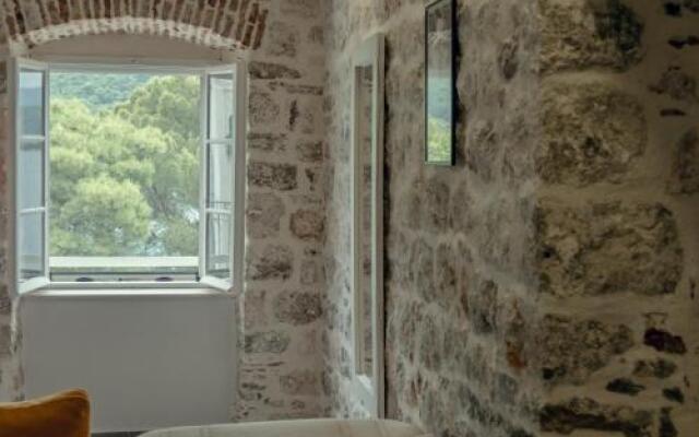 Sunny Port Apartment & Rooms