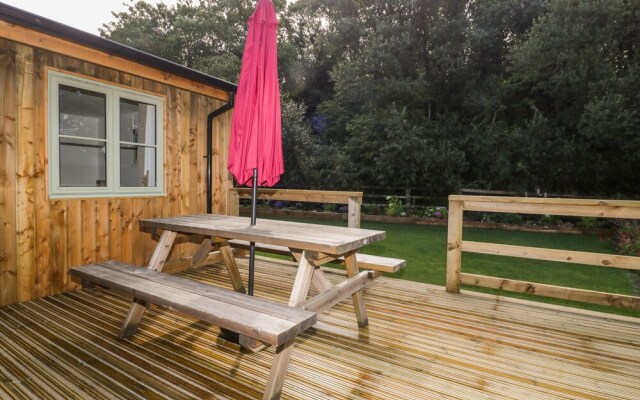 2 Merlin Lodge