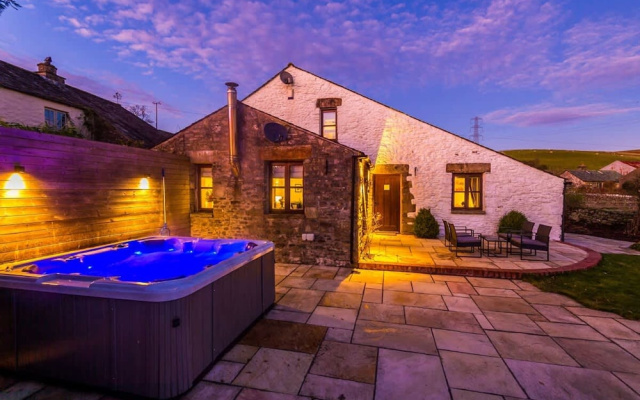 Luxurious Private Home w Hot Tub Log Burner