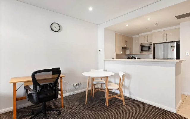 Inner-city Stay With Pool and Gym Access – Guest Rooms – Sydney