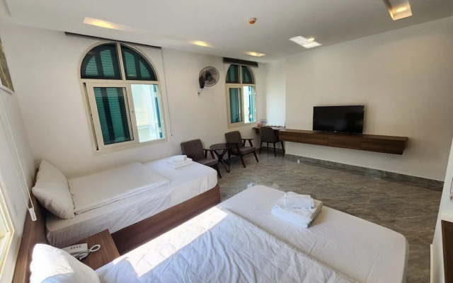 10 Bedroom Apartment 300m From The Sea